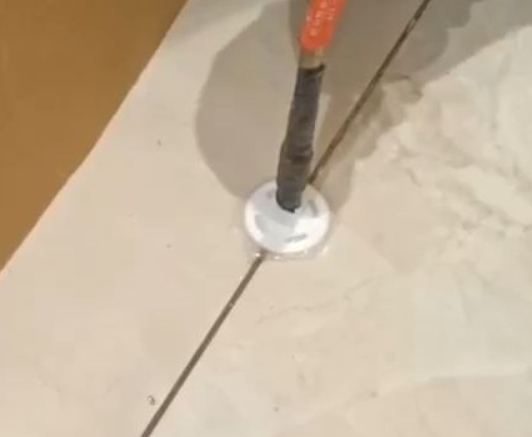 嘉黎瓷砖空鼓维修公司专业解答瓷砖在铺贴过程中，如果没有涂抹均匀到位的粘结材料（如水泥砂浆或瓷砖胶），可能会导致以下问题